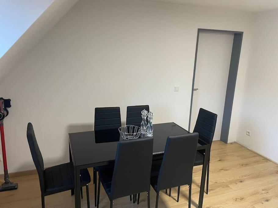 Moderne In Gelsenkirchen-schalke Fuer 1 Bis 7 Personen Mit Terrasse, Ideal Fuer Gruppen & Stadionbesuche * Gelsenkirchen