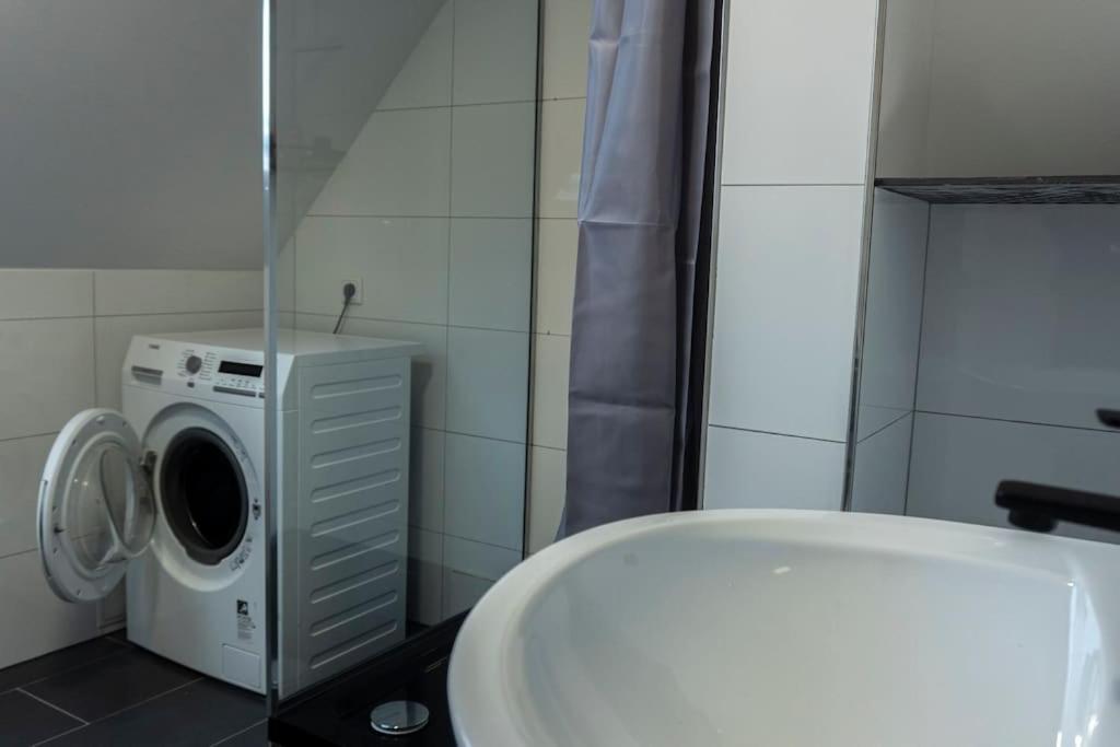 Apartment Moderne In Gelsenkirchen-schalke Fuer 1 Bis 7 Personen Mit Terrasse, Ideal Fuer Gruppen & Stadionbesuche Gelsenkirchen